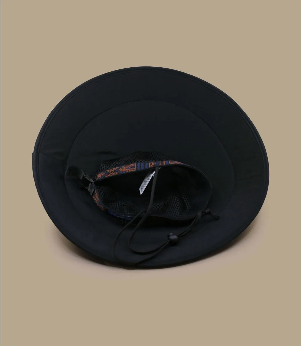       cappello nero Chillba blackout     