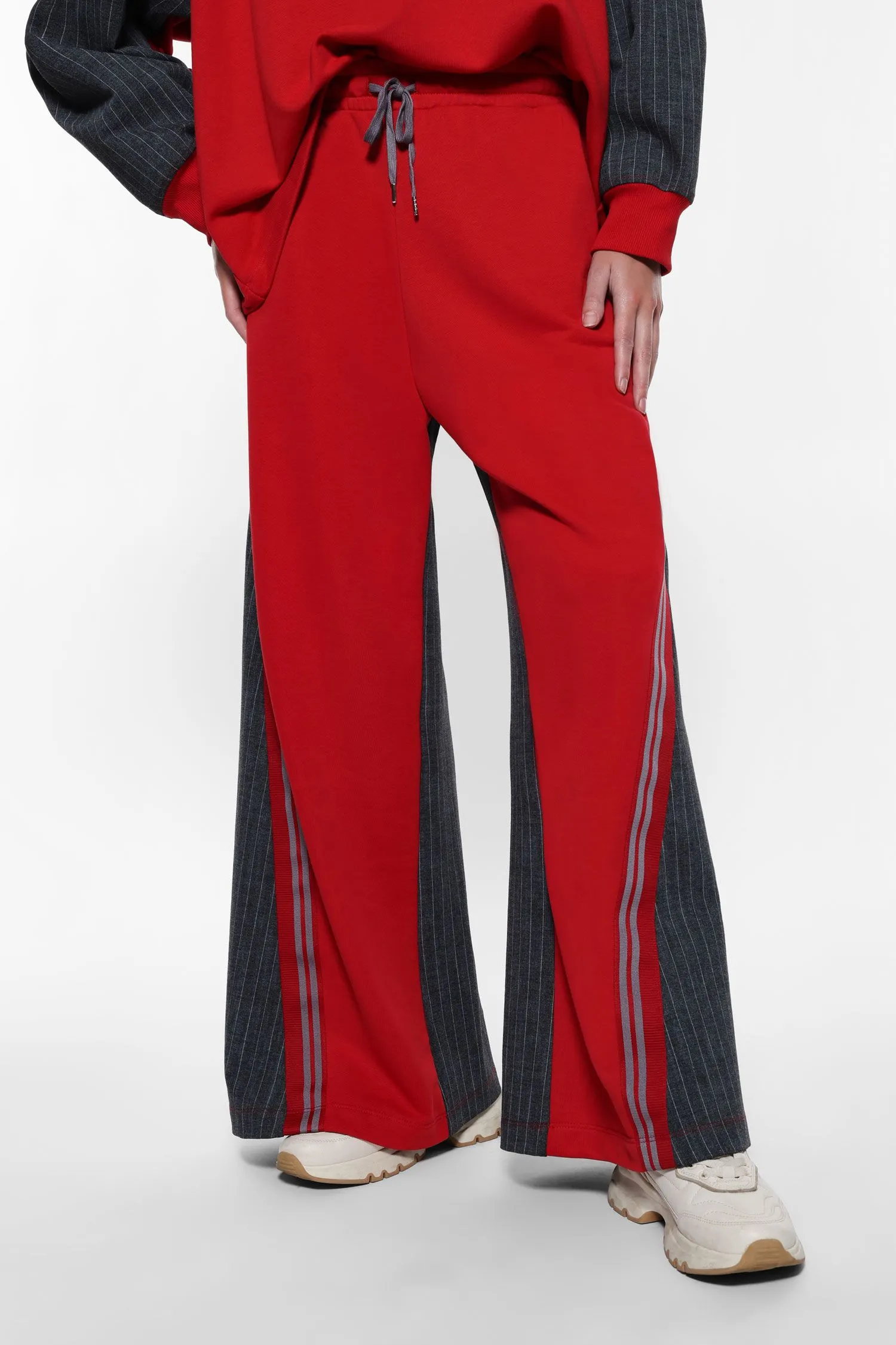   Pantaloni ampi con dettagli a righe     