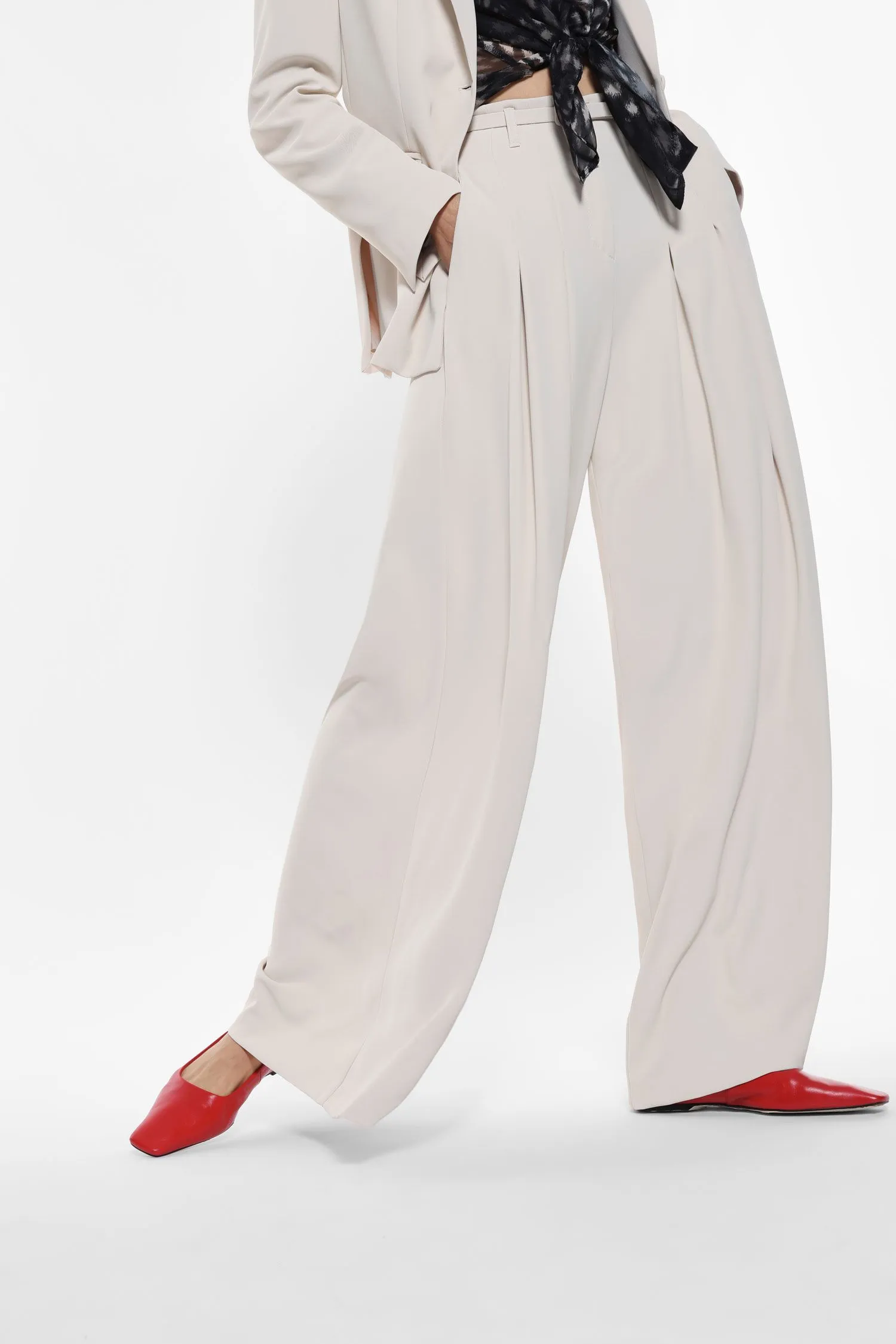   Pantaloni ampi con pinces simmetriche     