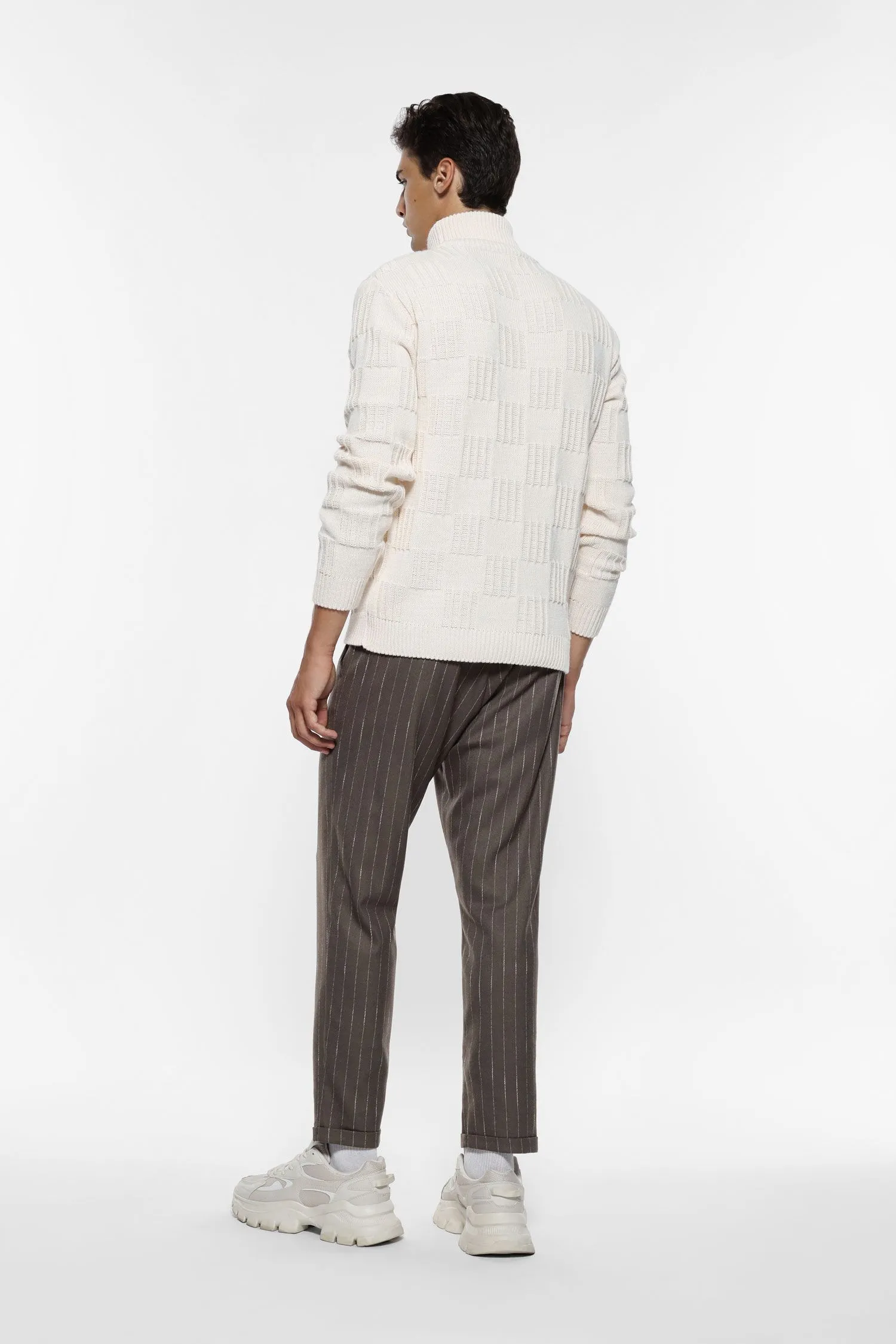   Pantaloni con righe e chiusura bottone     